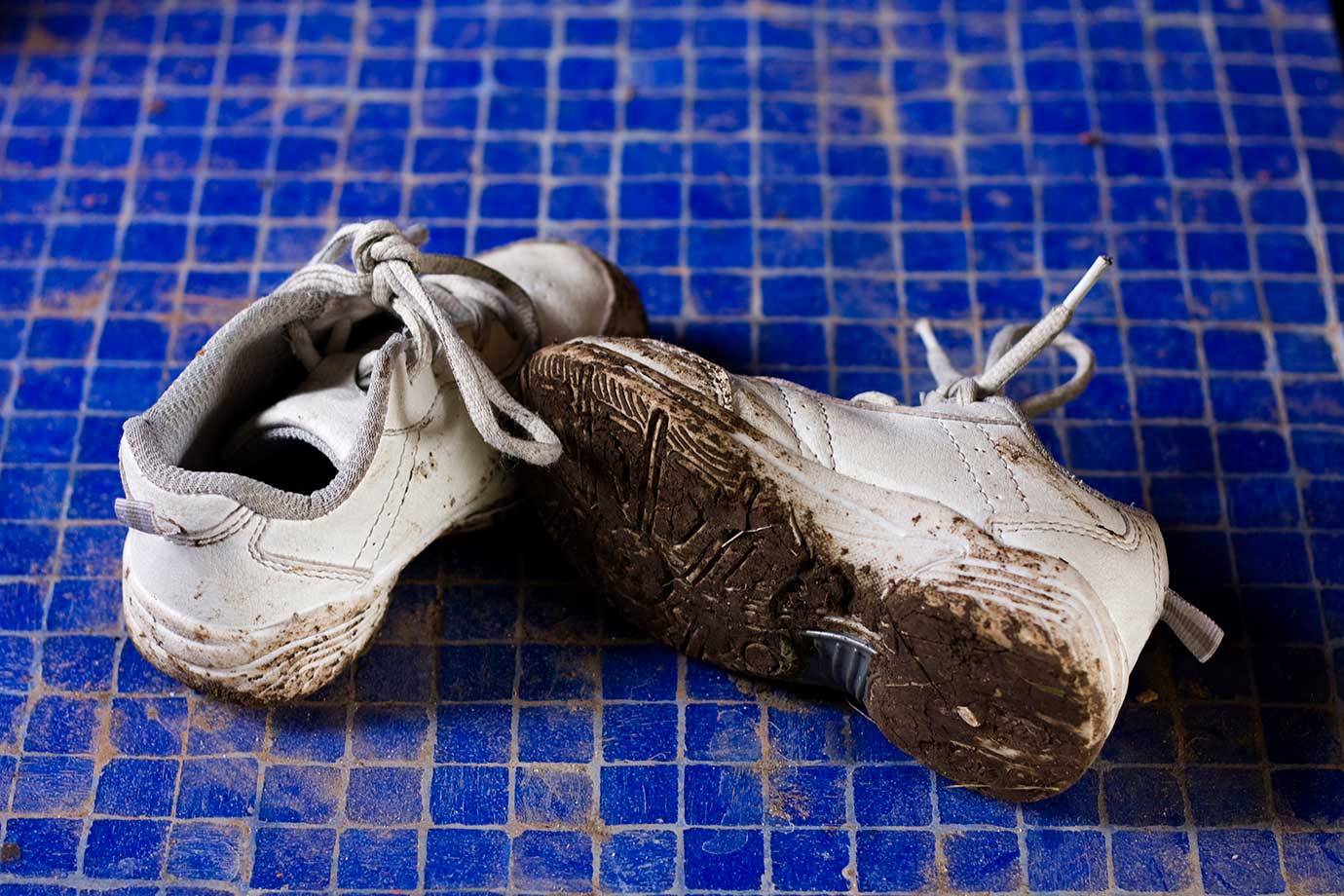 How to clean hot sale trainers with toothpaste