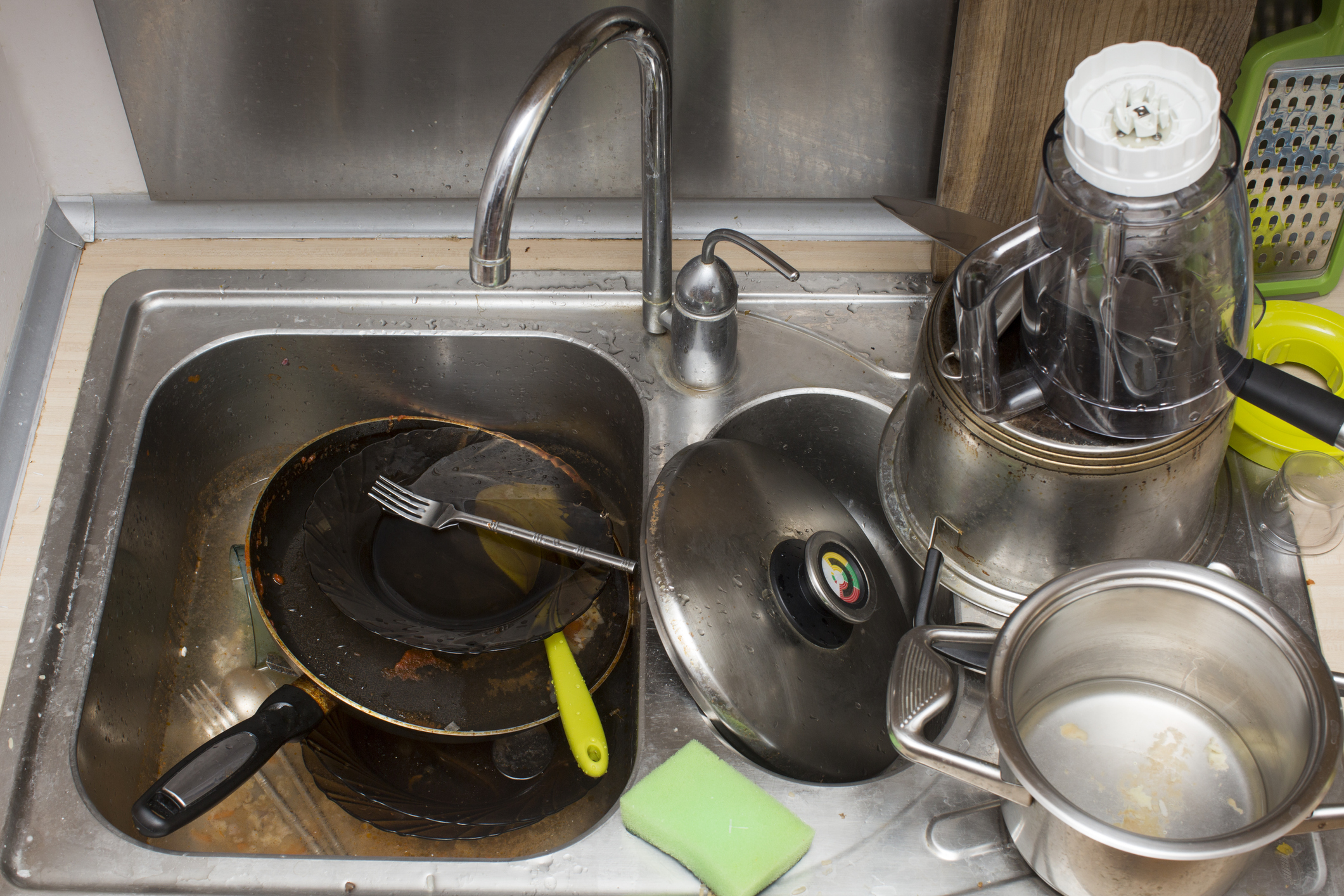 Cleaning baking outlet trays